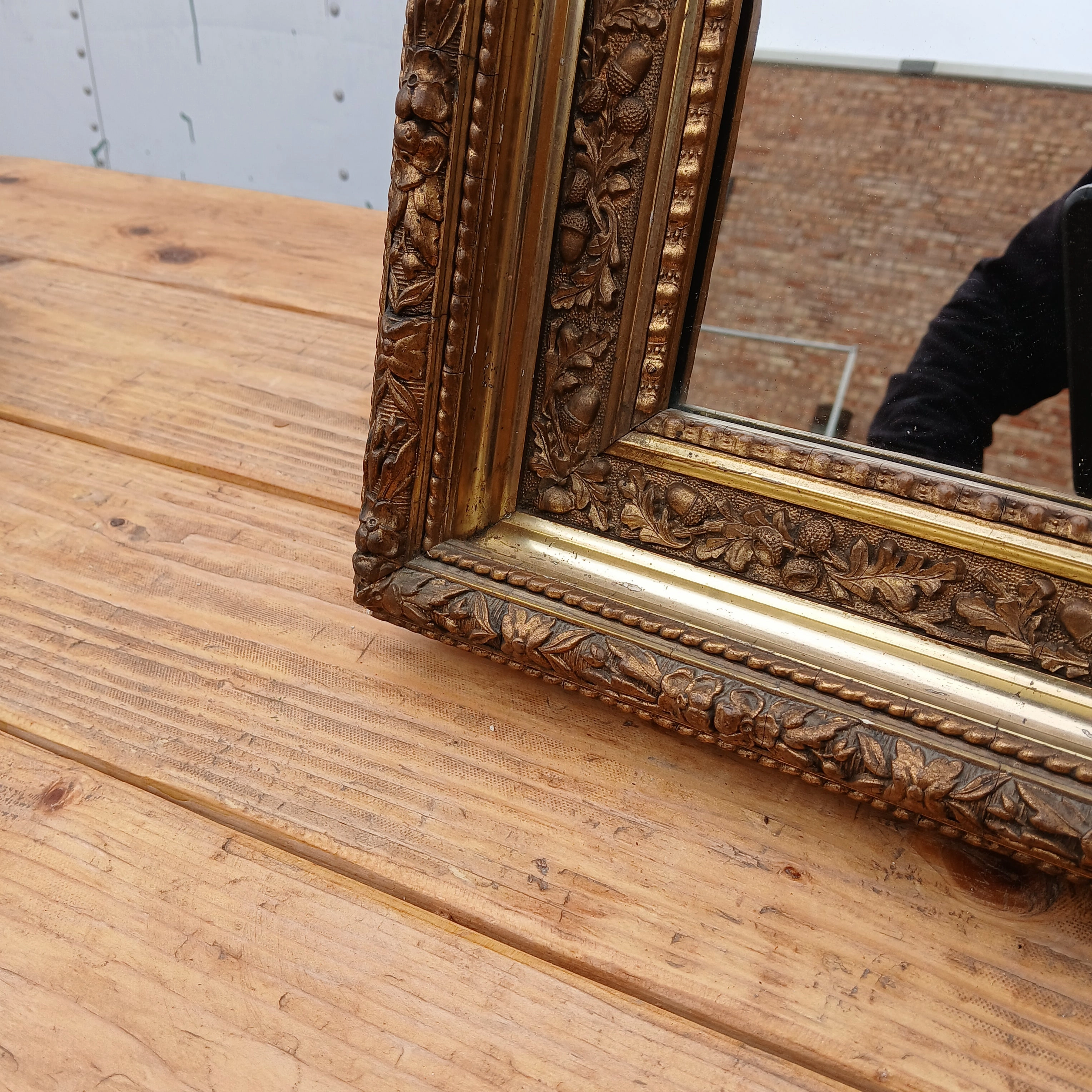 ANTIQUE AND BRIGHT GOLD FRAME MIRROR
