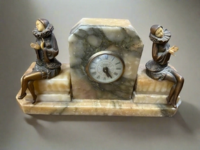 ART DECO CLOCK HAS A SHORT artistic wall mural