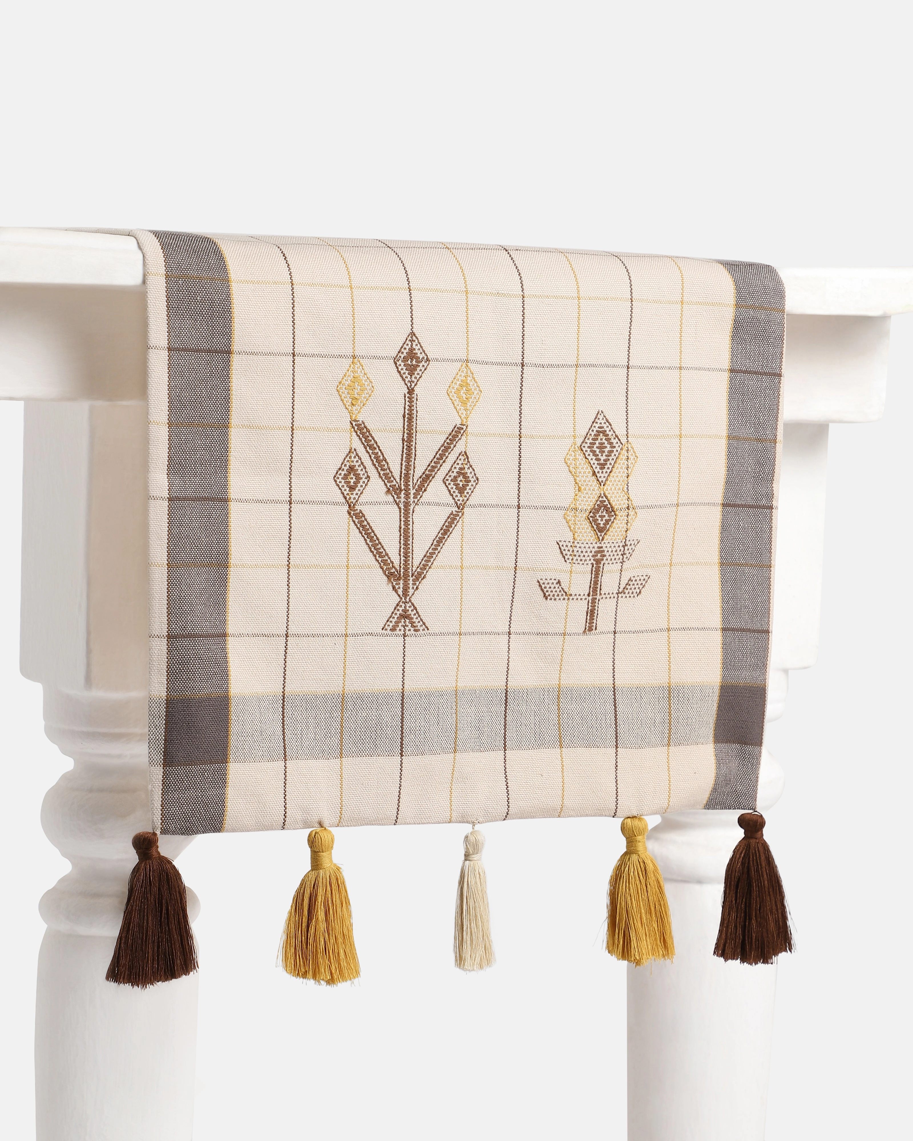 Braila Extra Weft Cotton Table Runner ceramic table ornament
