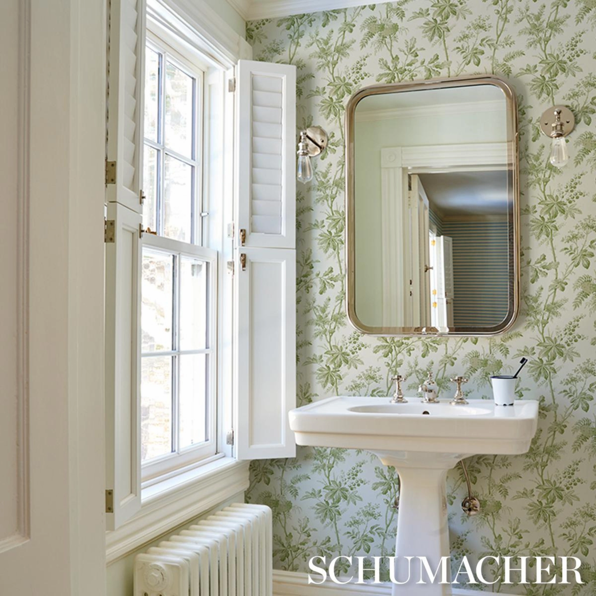 Brantwood Vine in Leaf Wallpaper