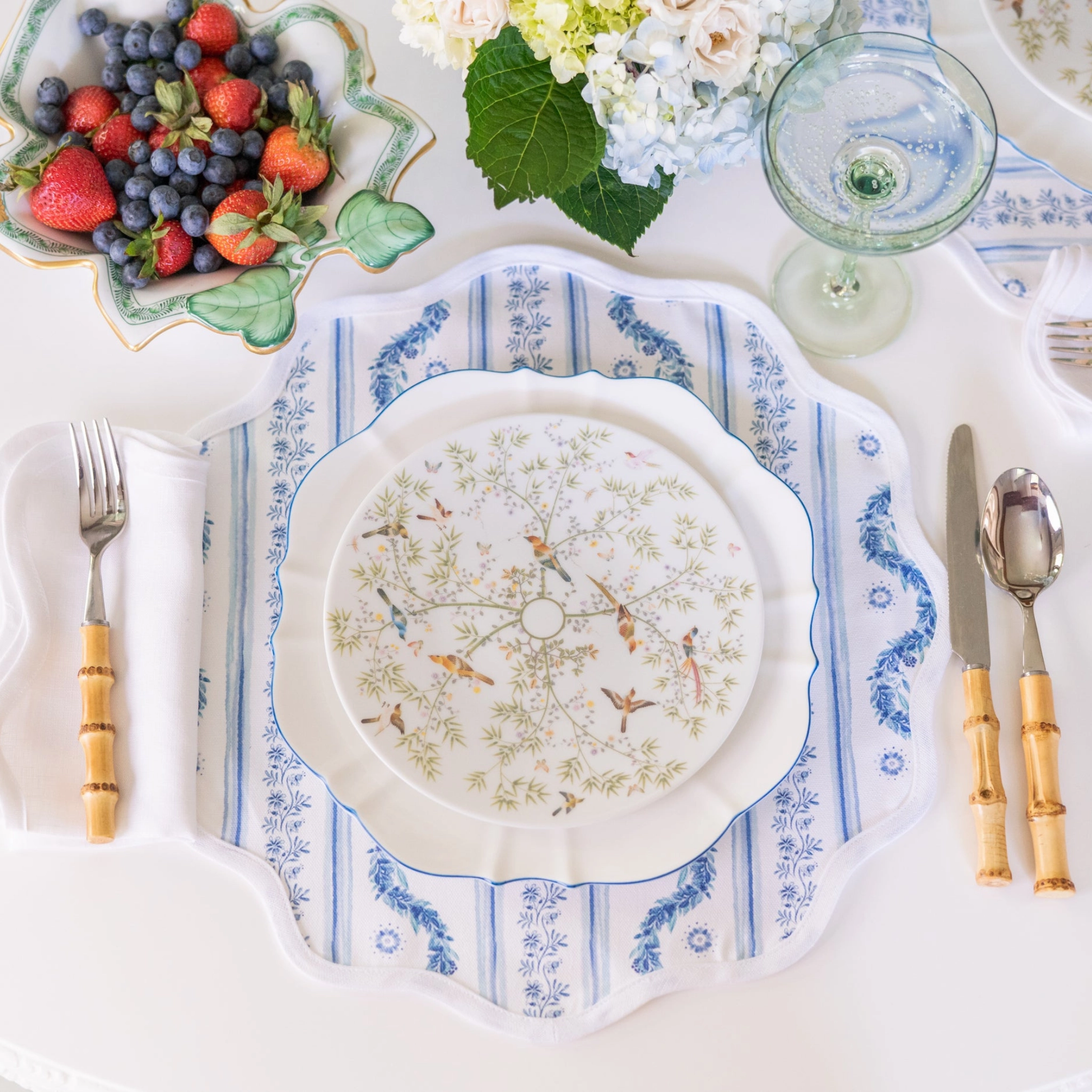 Round Scalloped Placemat, Boxwood Garden - Delft Blue