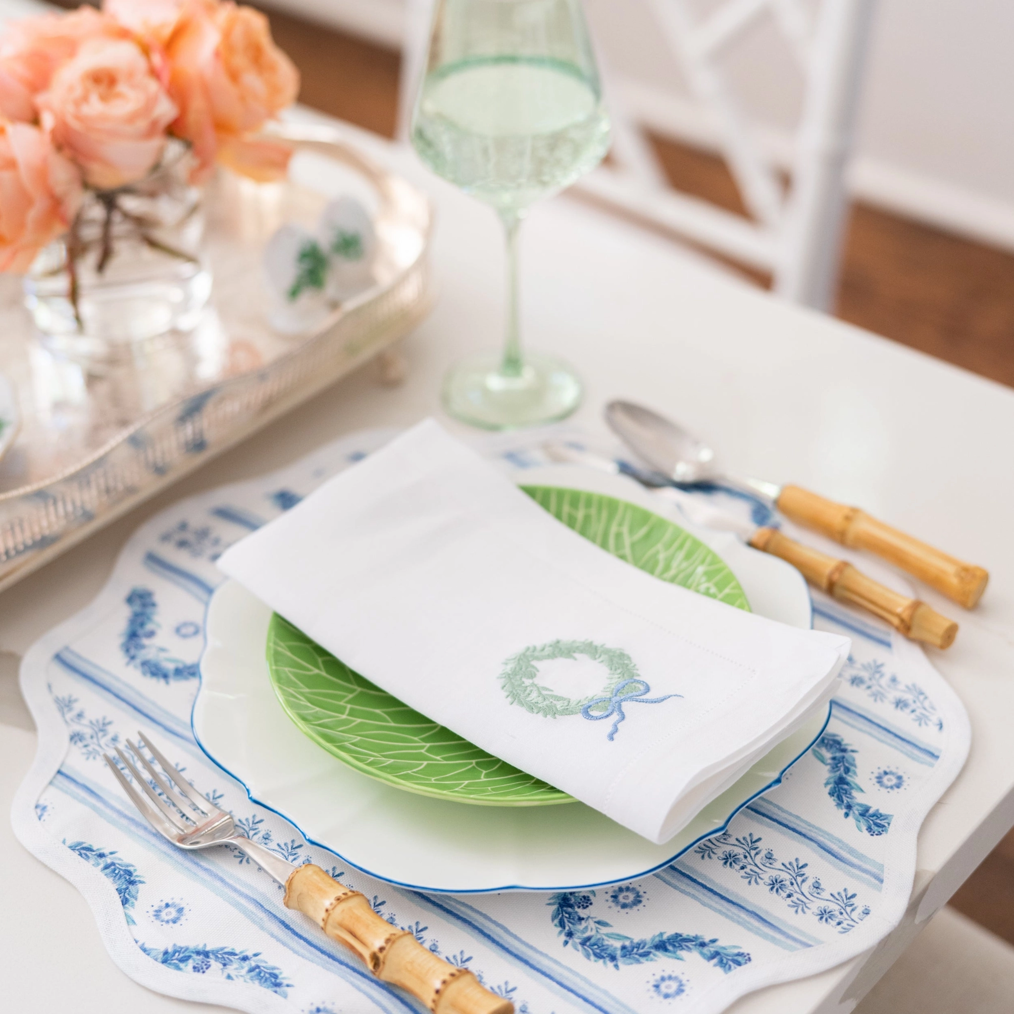 Round Scalloped Placemat, Boxwood Garden - Delft Blue