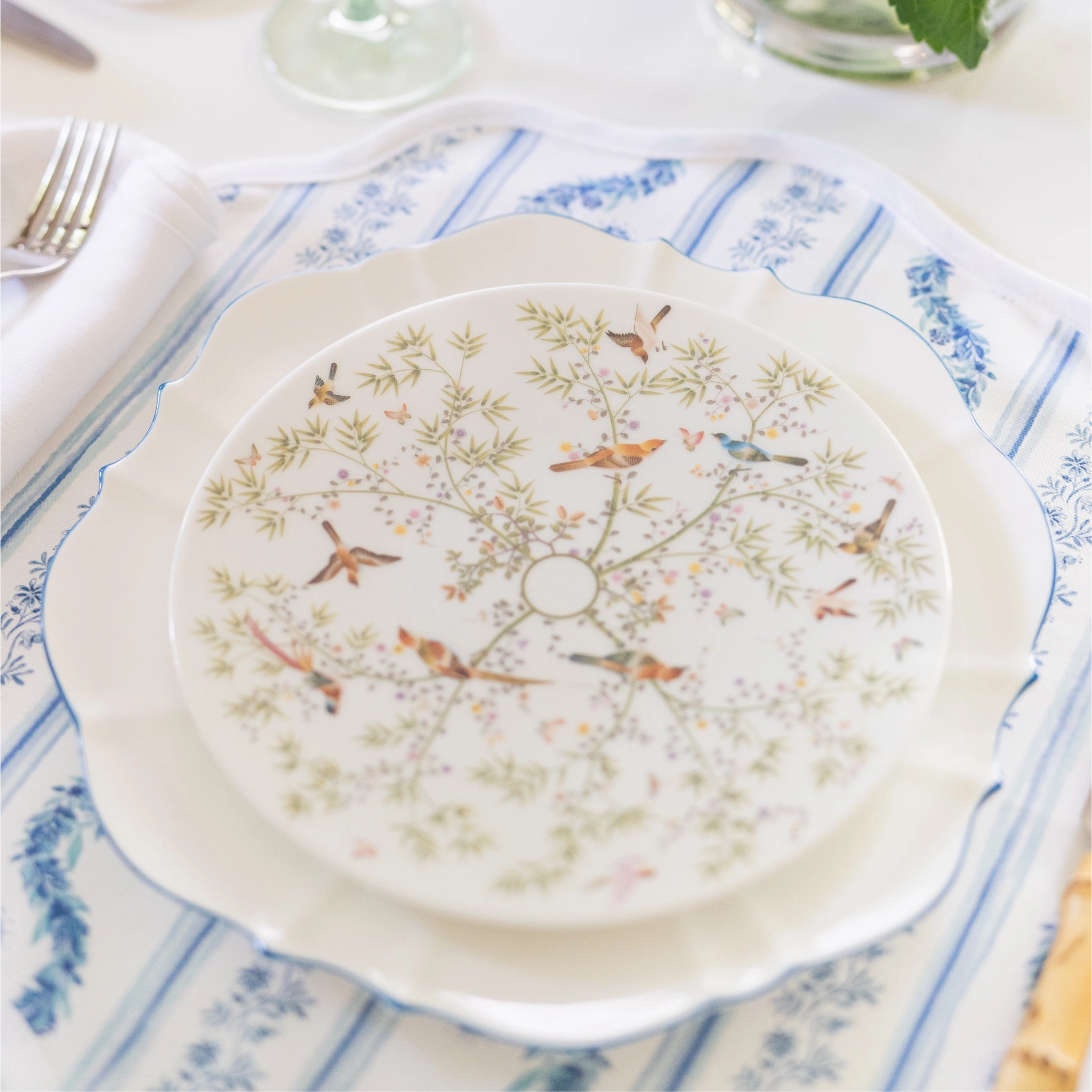 Round Scalloped Placemat, Boxwood Garden - Delft Blue