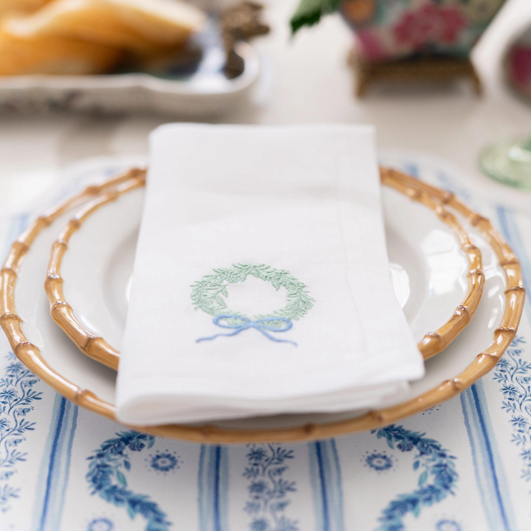 Round Scalloped Placemat, Boxwood Garden - Delft Blue