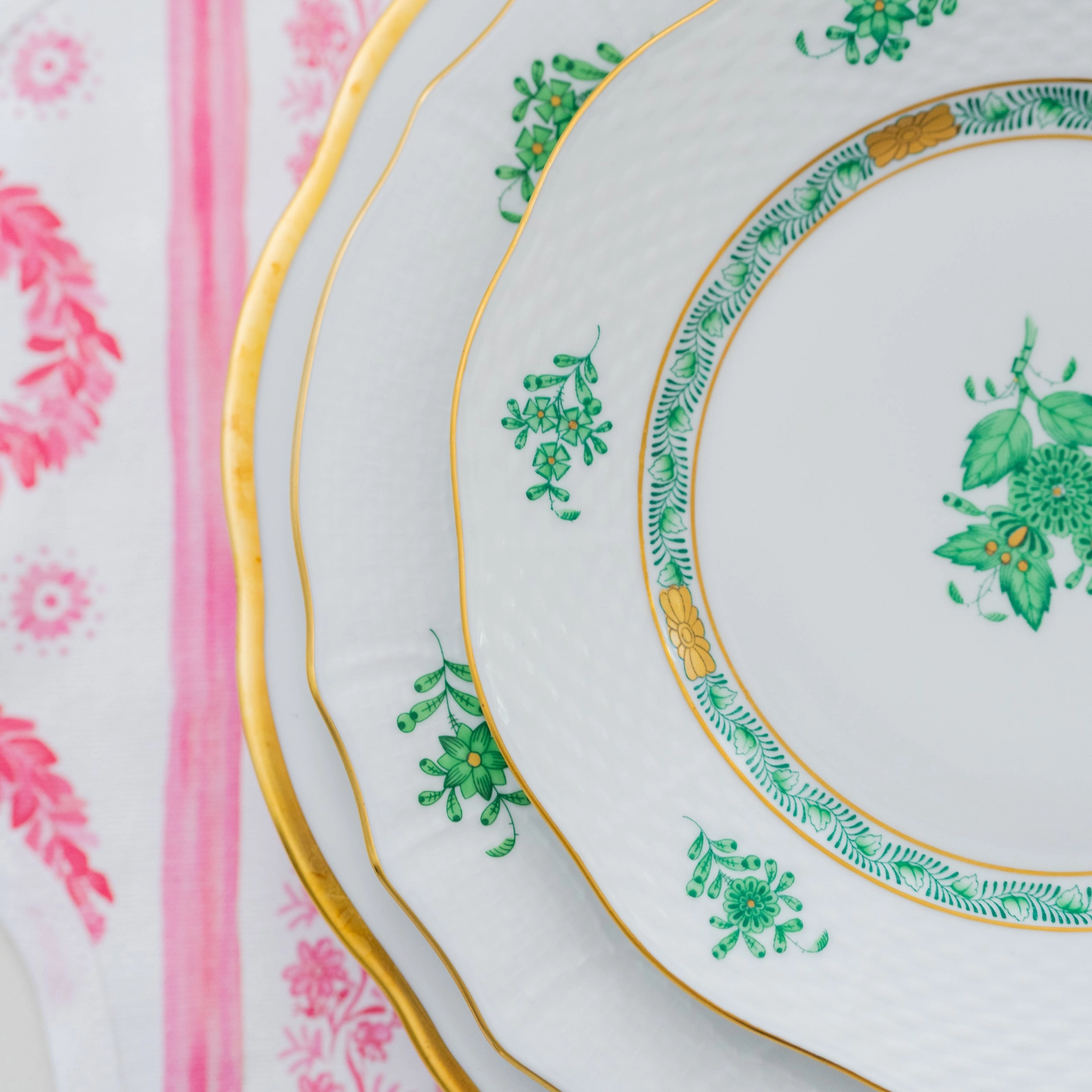 Round Scalloped Placemat, Boxwood Garden - Rose