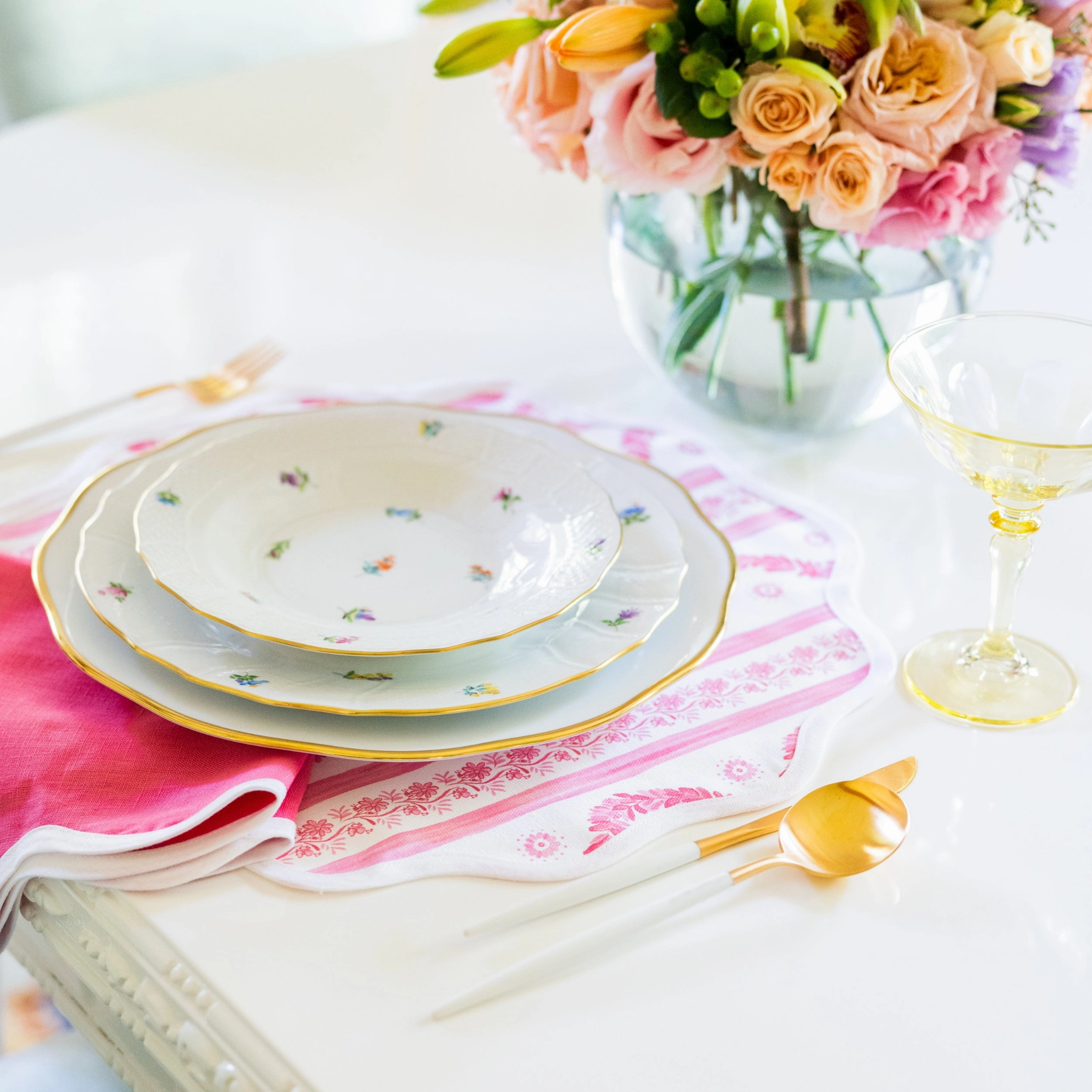 Round Scalloped Placemat, Boxwood Garden - Rose