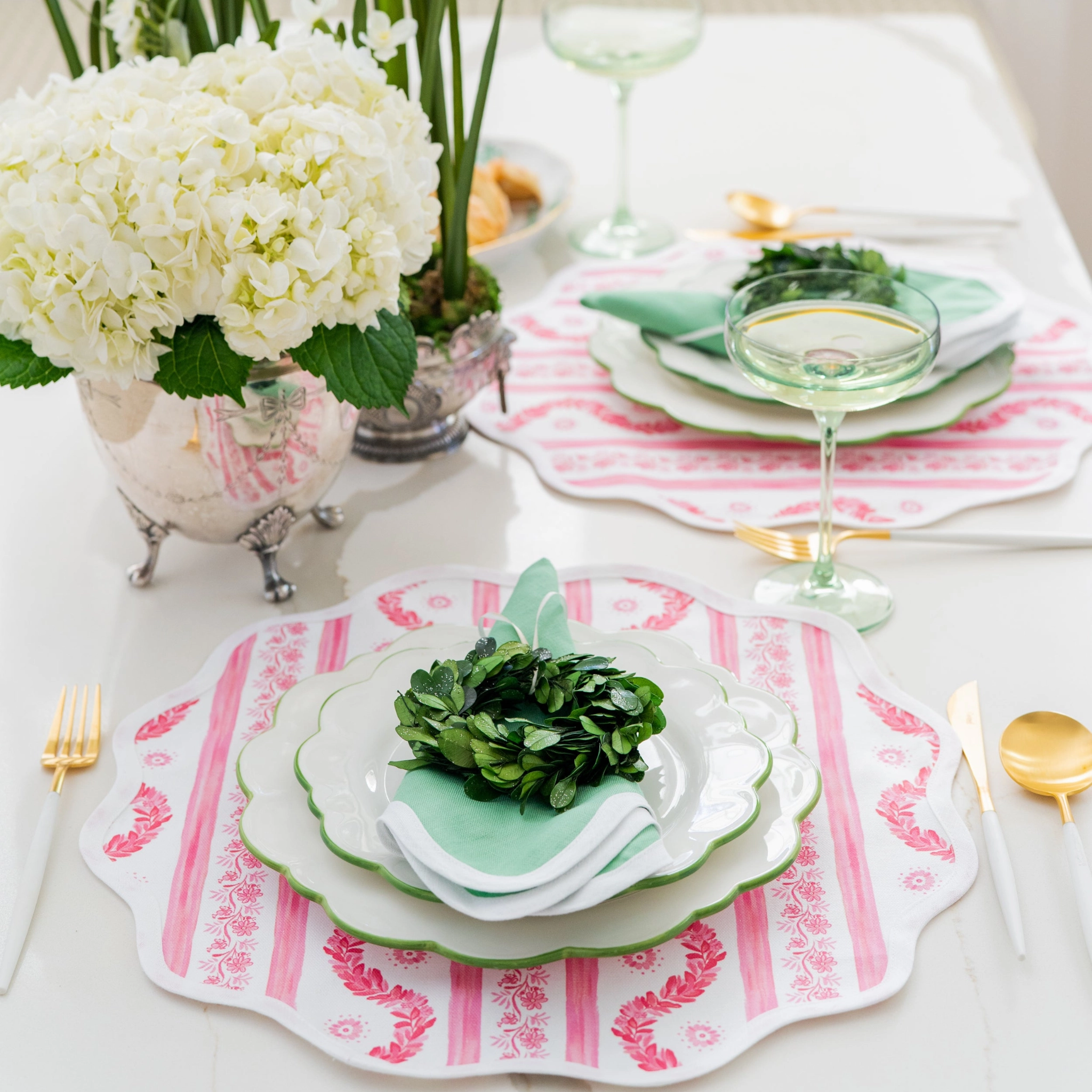 Round Scalloped Placemat, Boxwood Garden - Rose