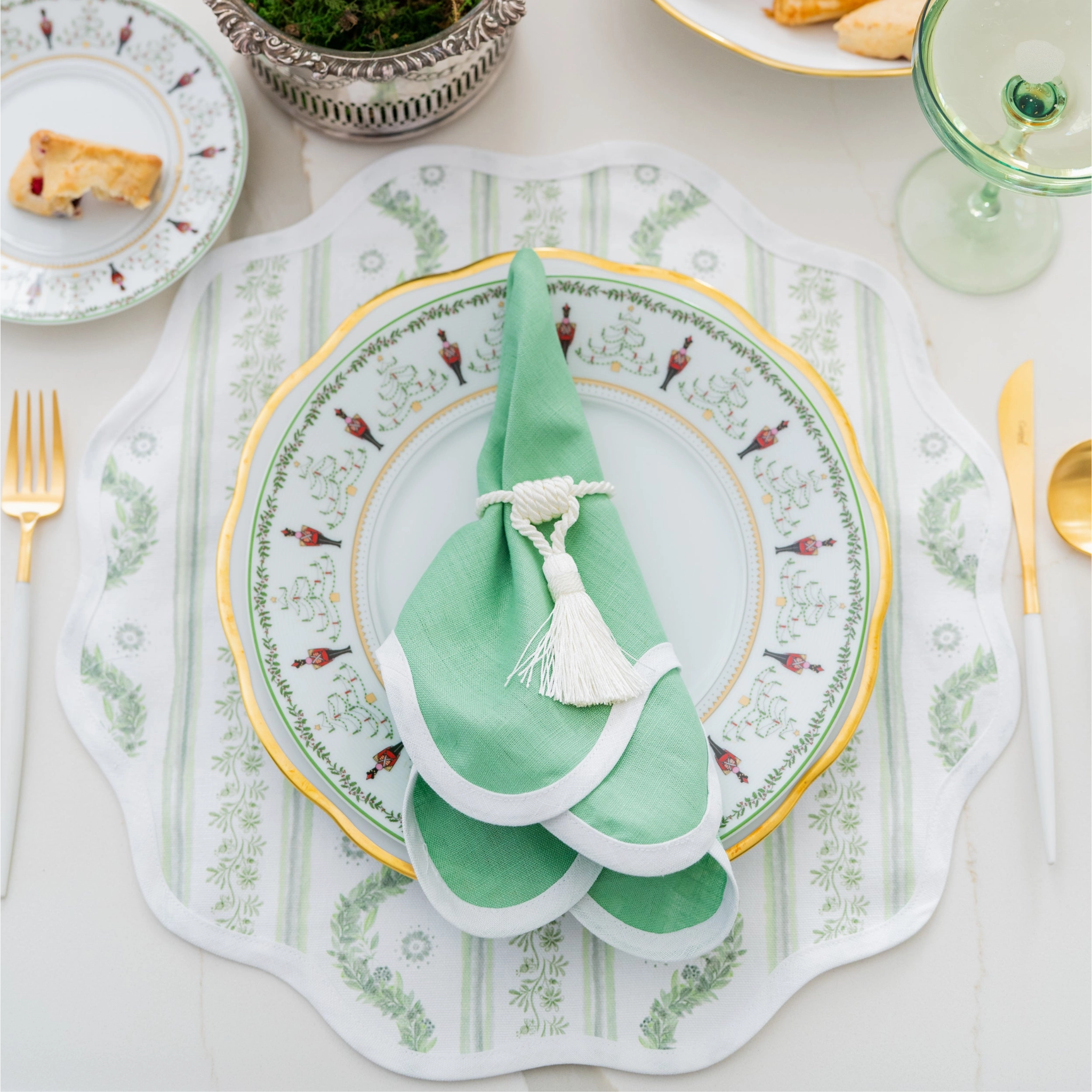 Round Scalloped Placemat, Boxwood Garden - Sage