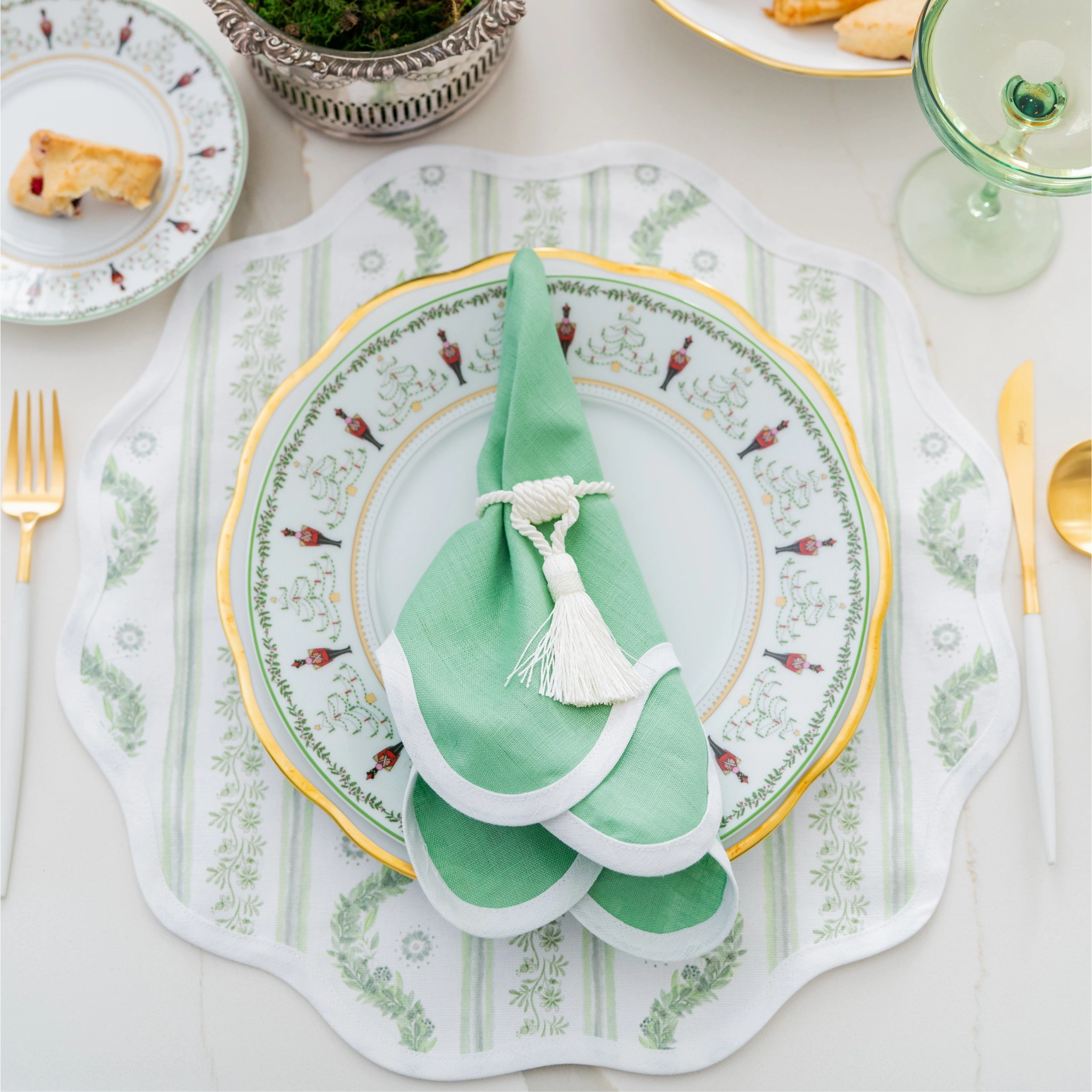 Round Scalloped Placemat, Boxwood Garden - Sage