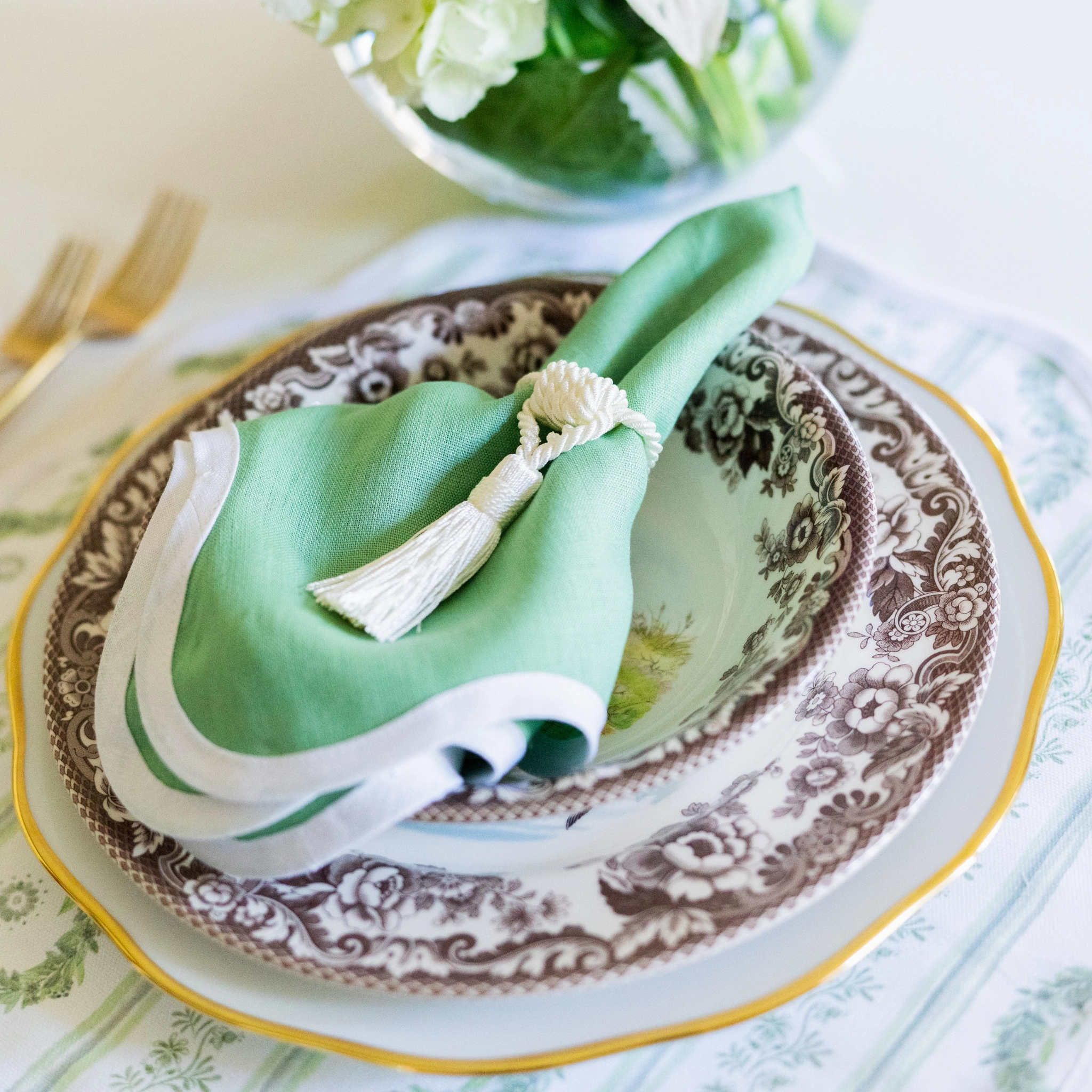 Round Scalloped Placemat, Boxwood Garden - Sage