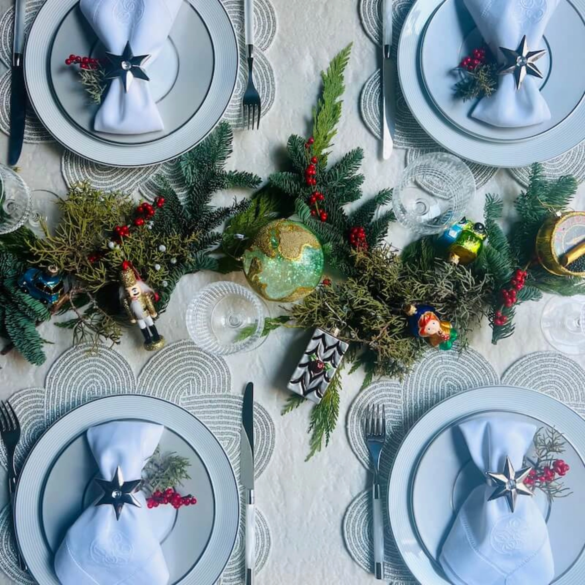 Set of 2 Silver & White Knot Placemats
