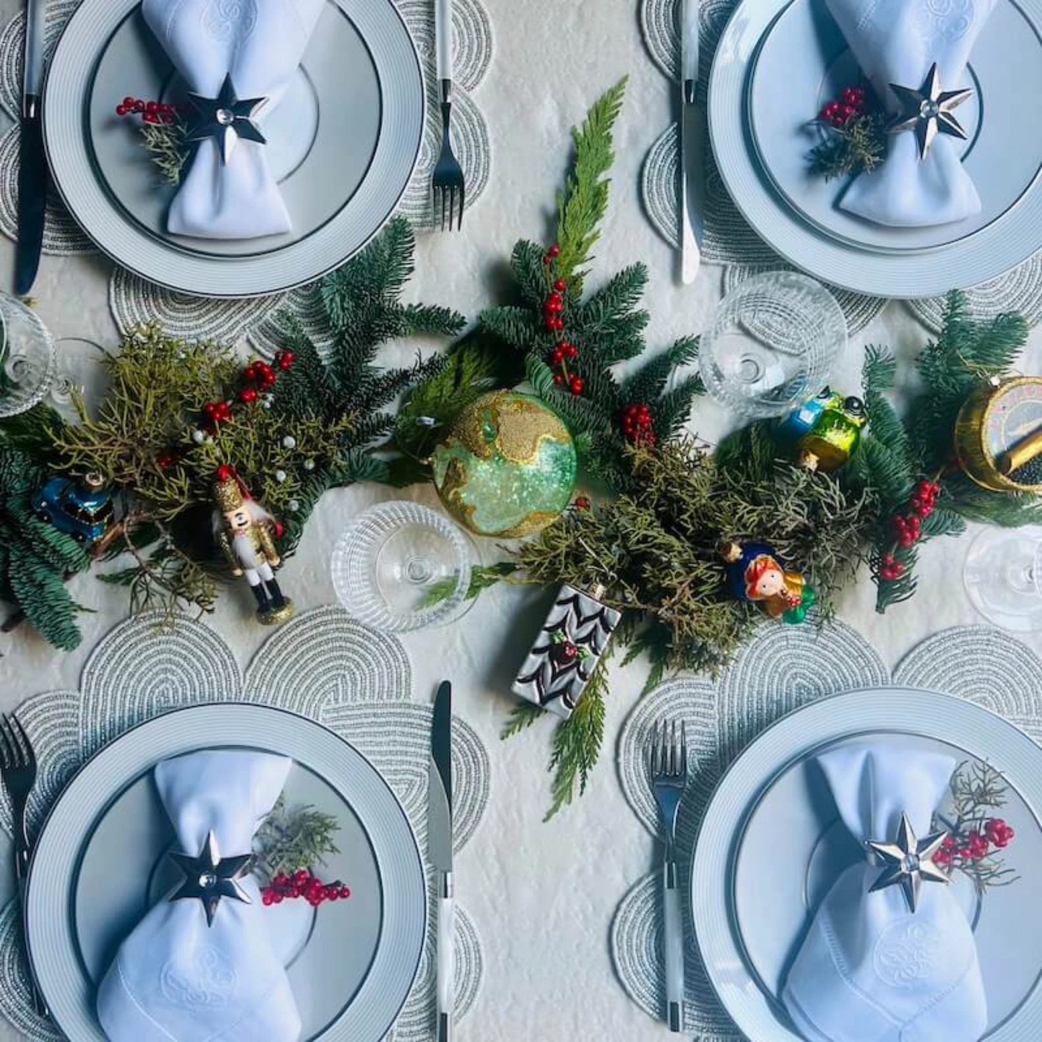 Set of 2 Silver & White Knot Placemats