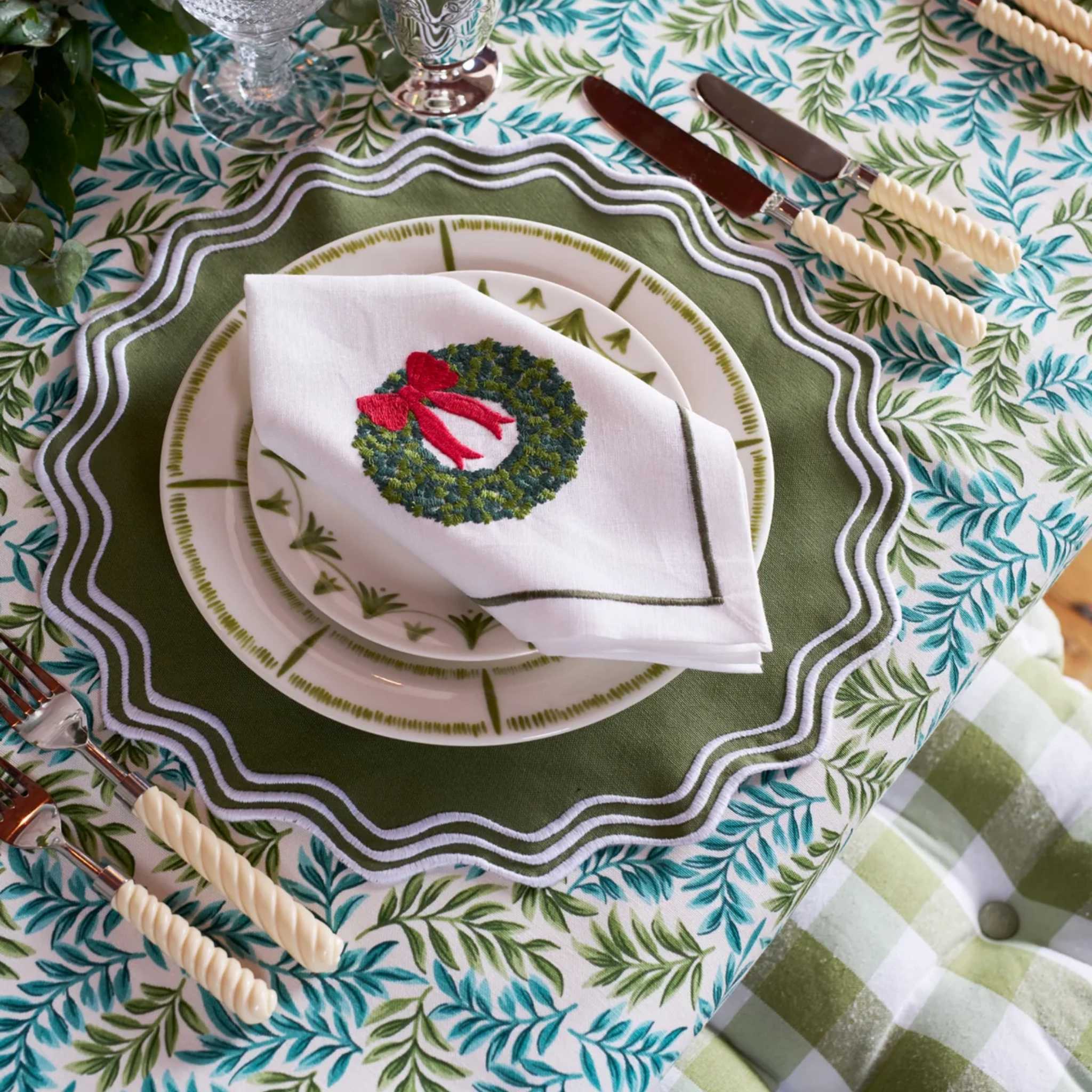 Set of 4 Wreath Green & White Embroidered Placemats