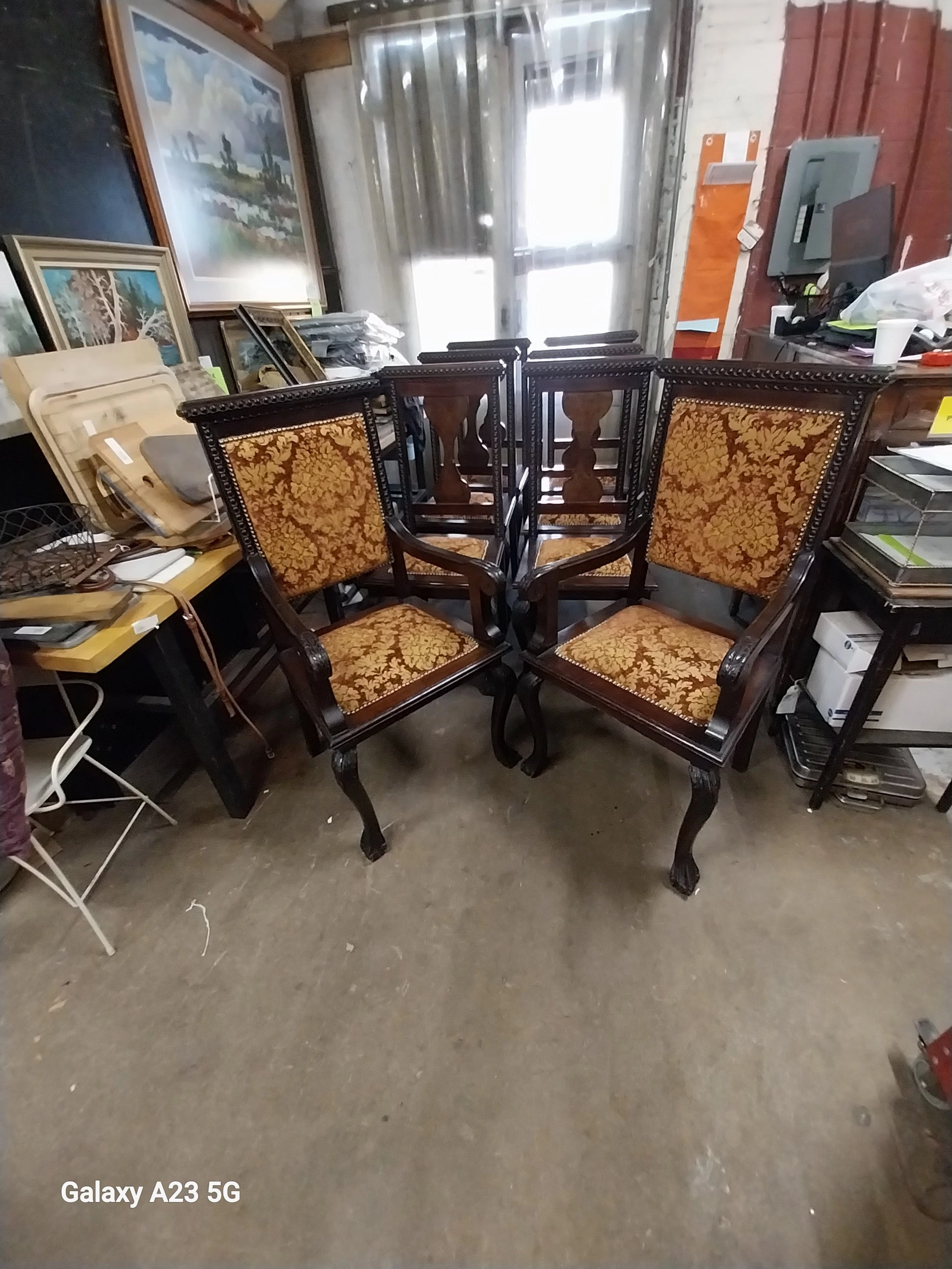 SET OF 8 AMERICAN DINING CHAIRS ( 2 ARE ARM CHAIRS)