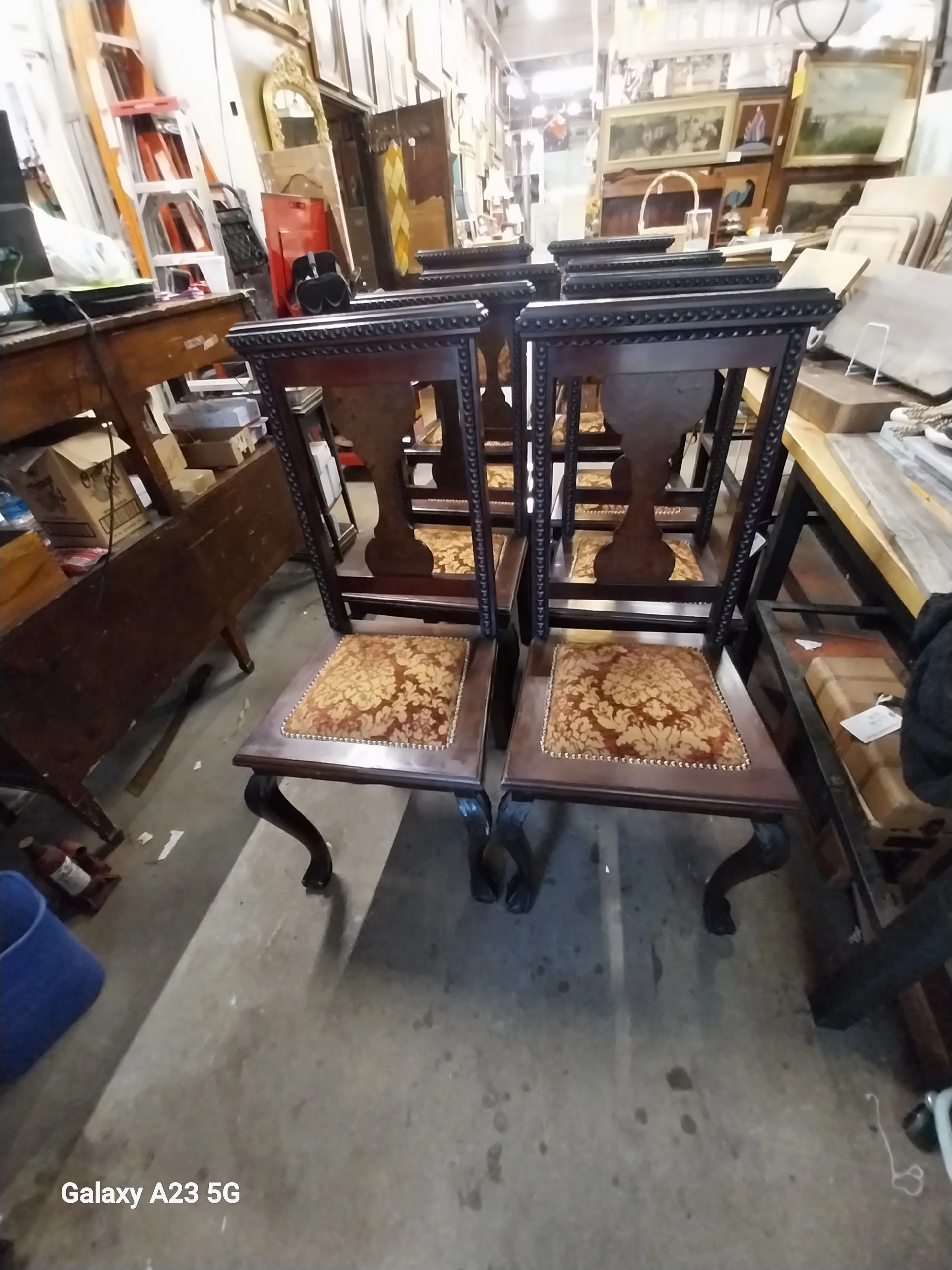 SET OF 8 AMERICAN DINING CHAIRS ( 2 ARE ARM CHAIRS)