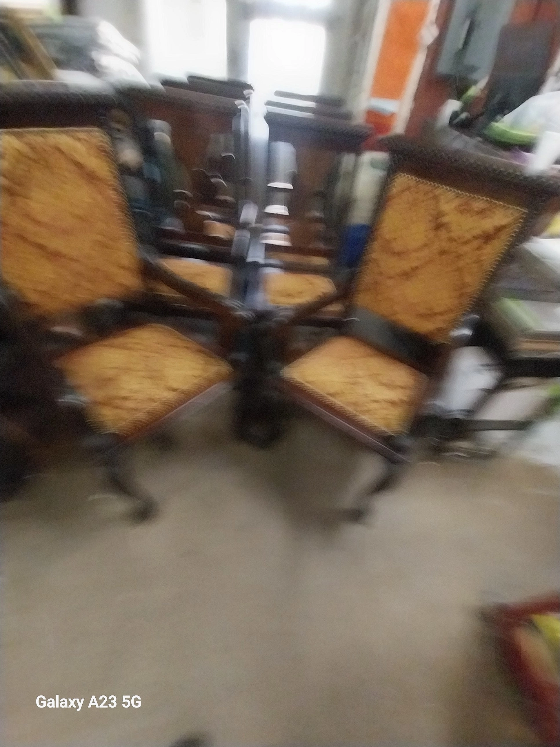 SET OF 8 AMERICAN DINING CHAIRS ( 2 ARE ARM CHAIRS)