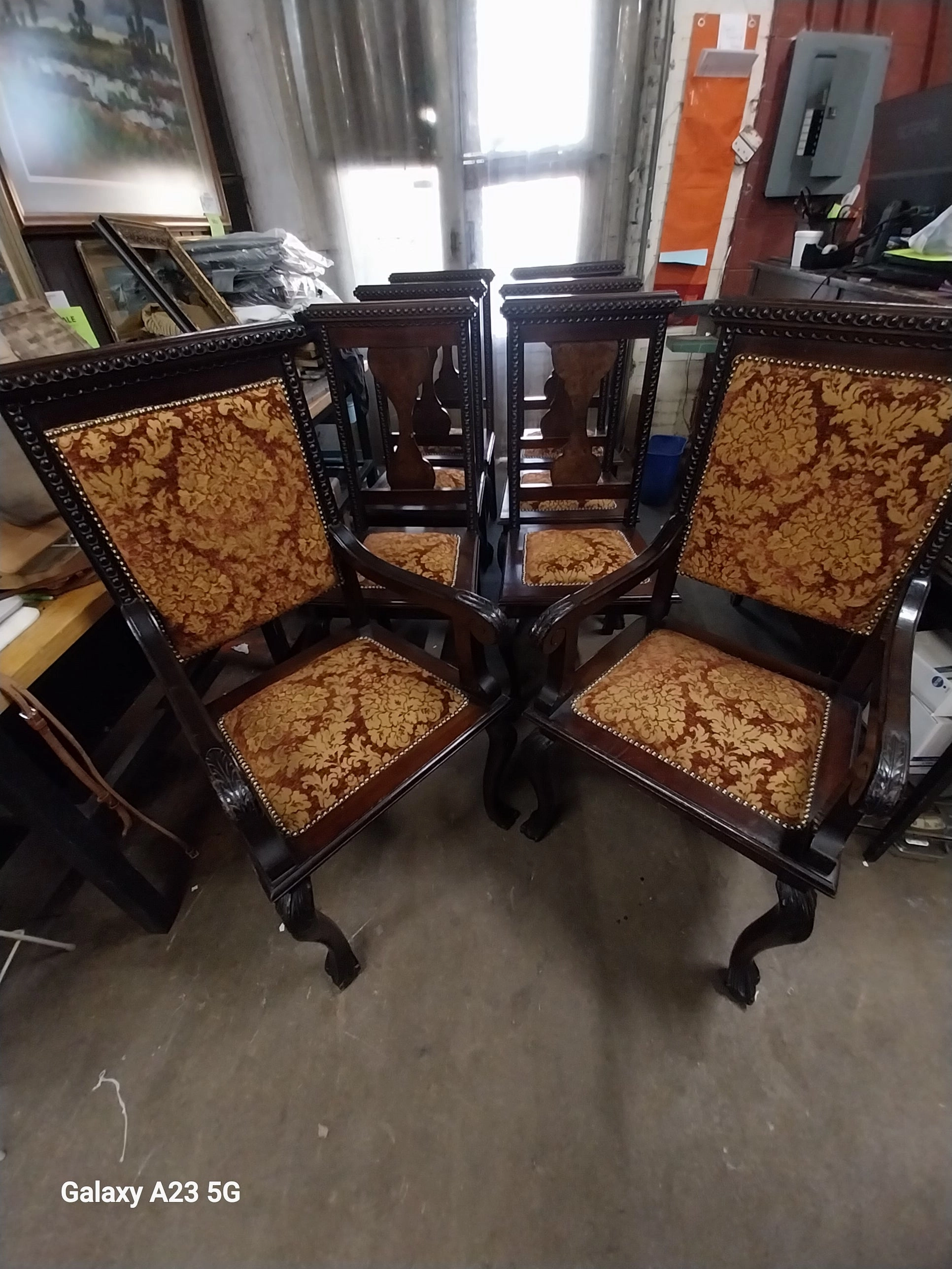 SET OF 8 AMERICAN DINING CHAIRS ( 2 ARE ARM CHAIRS)