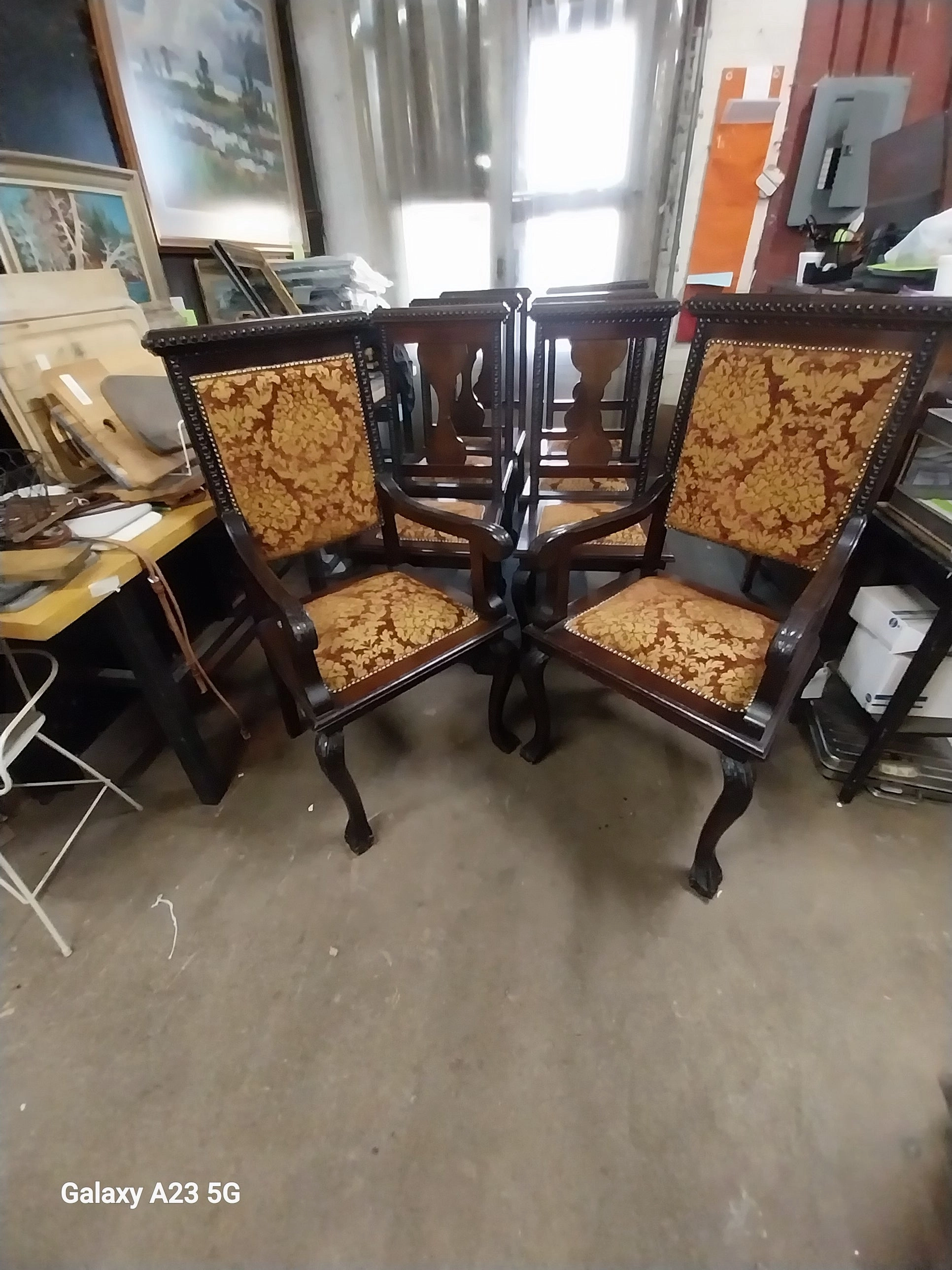 SET OF 8 AMERICAN DINING CHAIRS ( 2 ARE ARM CHAIRS)