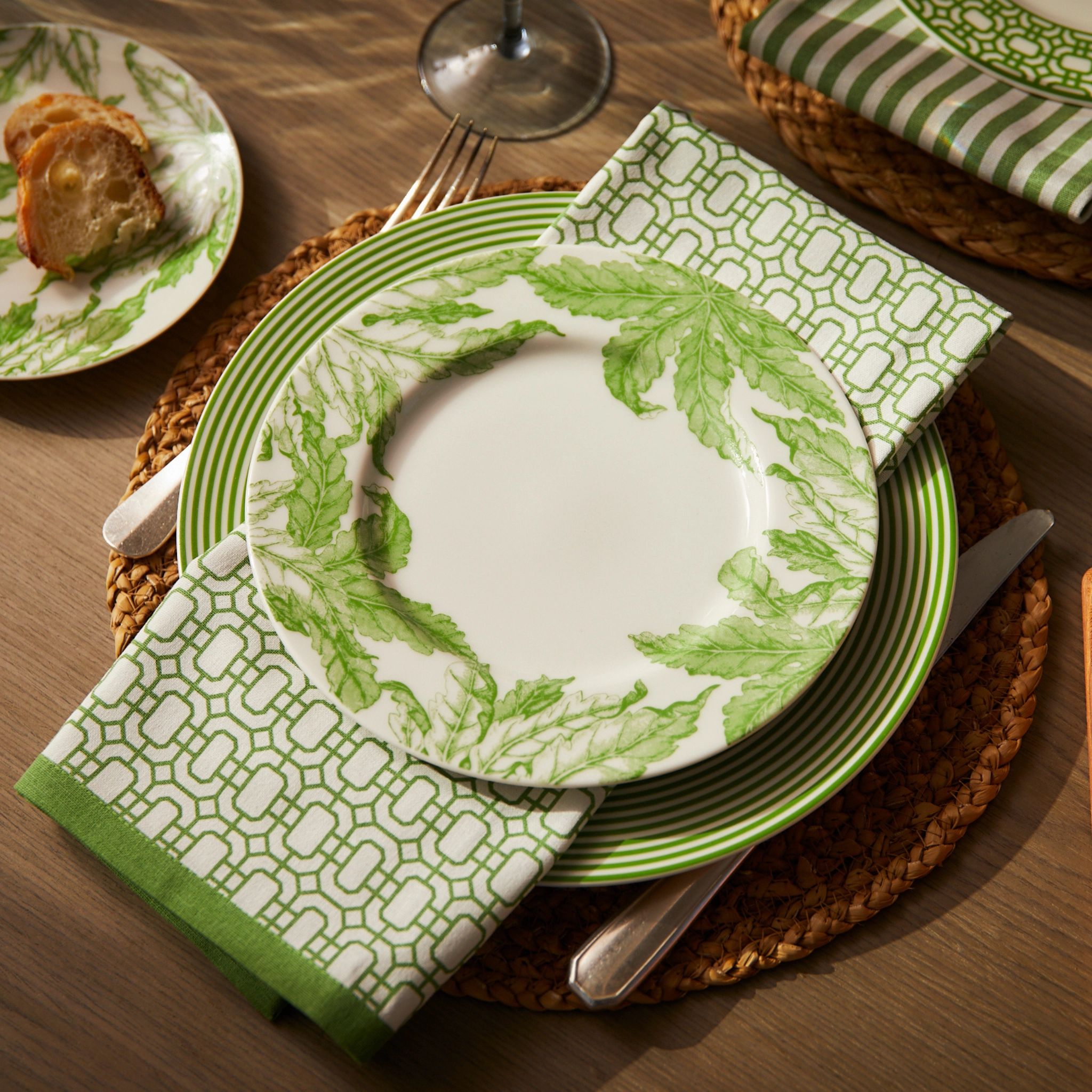 Set of Four Newport Garden Gate Dinner Napkins in Green