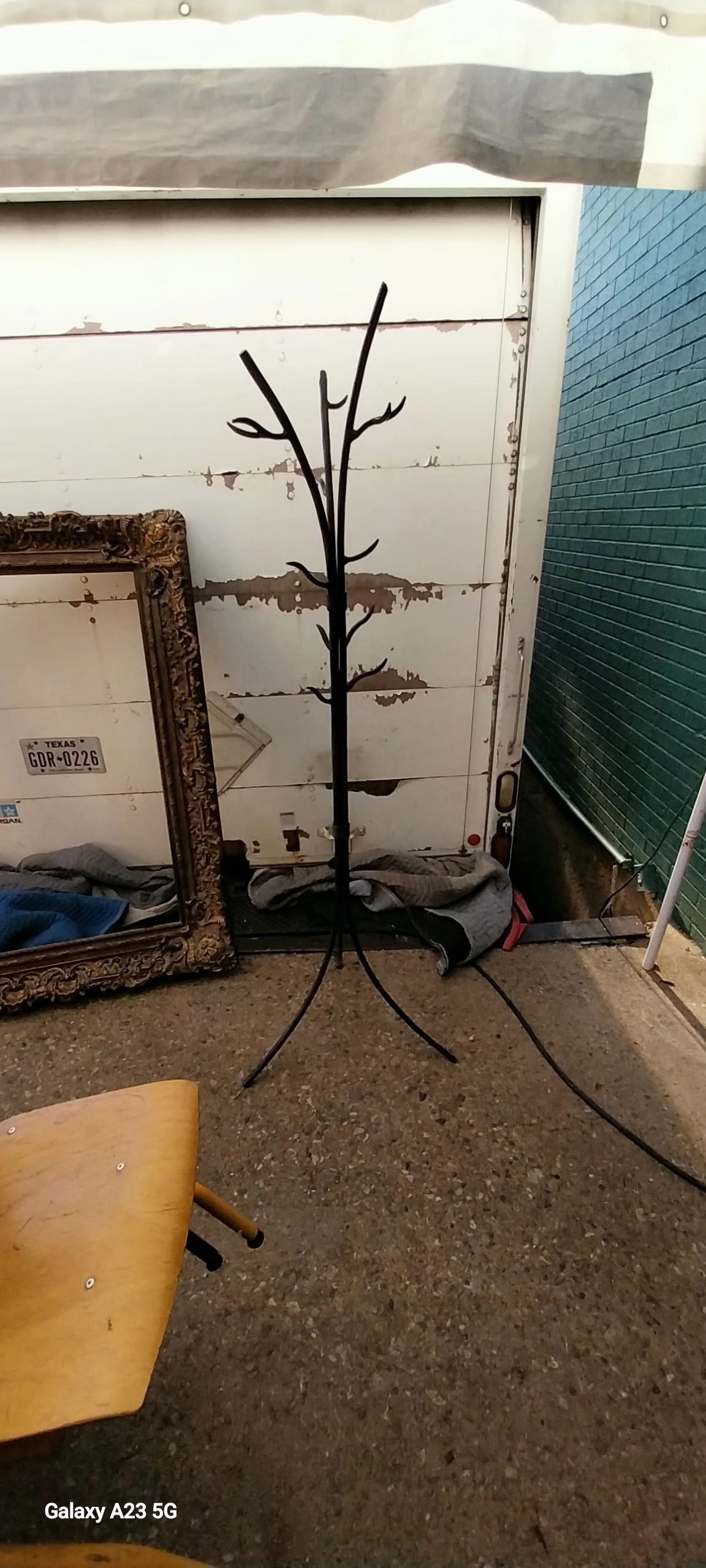 TREE SHAPED IRON HAT RACK