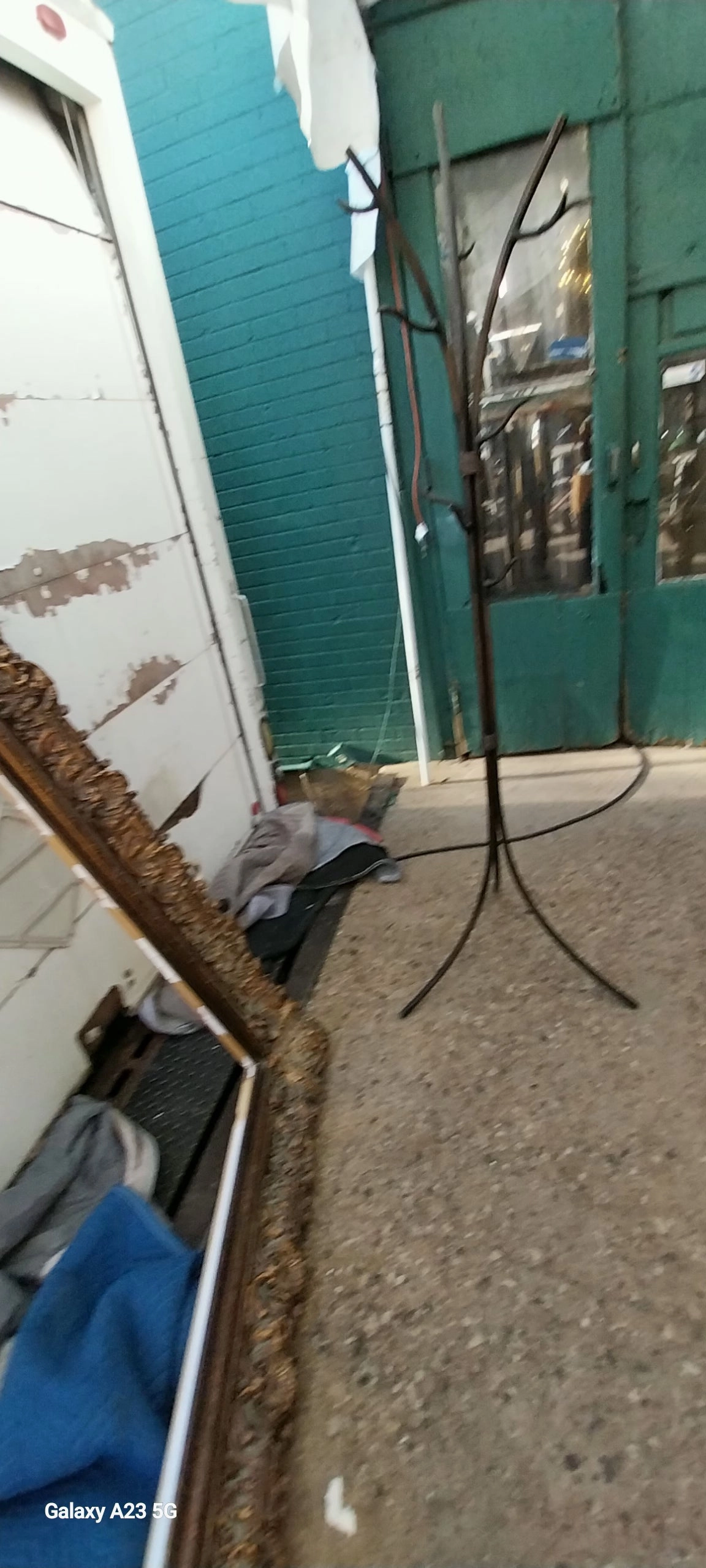 TREE SHAPED IRON HAT RACK
