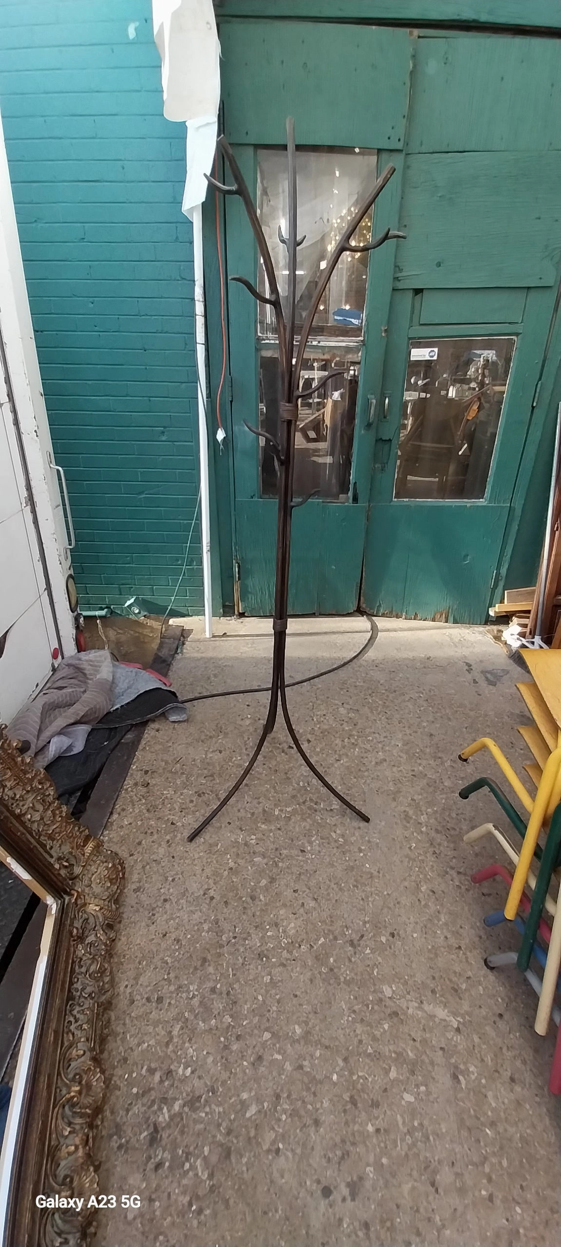 TREE SHAPED IRON HAT RACK