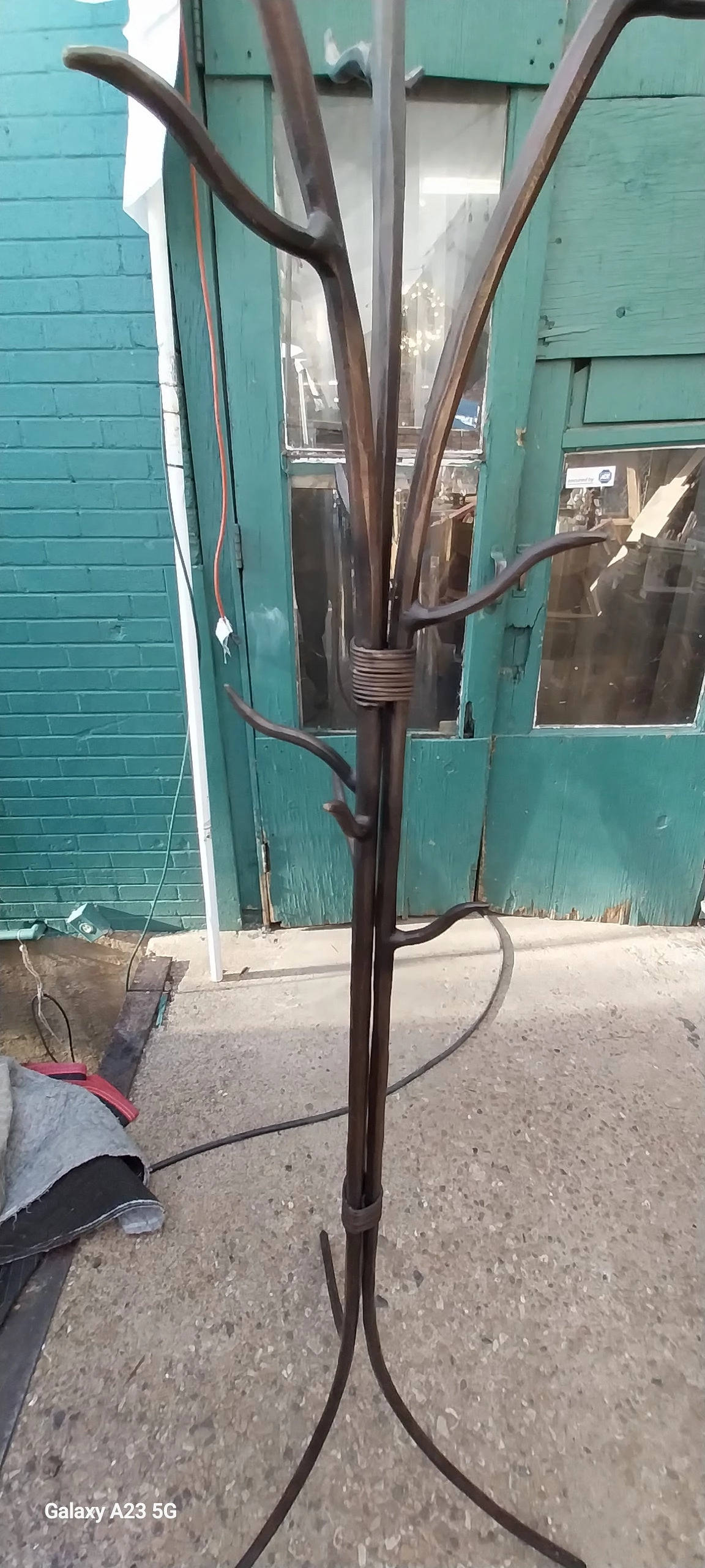 TREE SHAPED IRON HAT RACK
