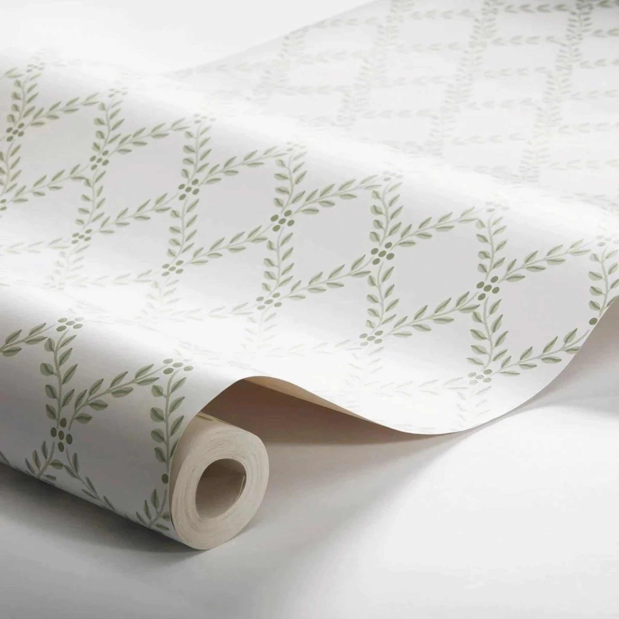 Trellis Leaves Wallpaper in Leaf